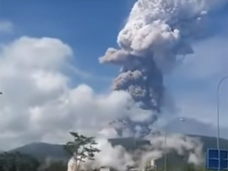 На индонезийском острове Сулавеси, который на прошлой неделе пострадал от мощного землетрясения и цунами, произошло извержение вулкана Сопутан