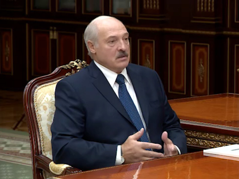 Лукашенко назвал решение об ограничении торговли алкоголем "безмозглым экспериментом"