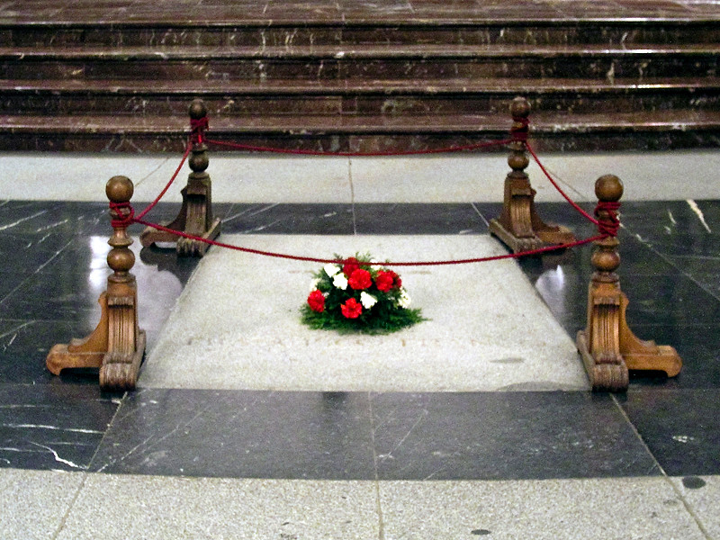 Испанские власти выступили против захоронения Франко в главном соборе Мадрида