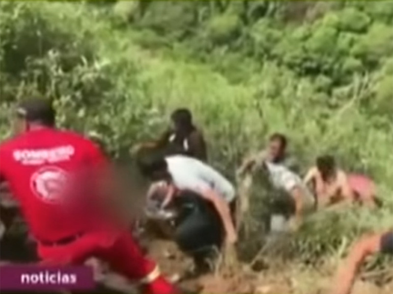 В Перу в пропасть упал автобус с юношеской футбольной командой. Погибли семь человек, включая водителя. Госпитализированы еще девять человек. Всего пострадали 11 пассажиров. Вероятно, автобус потерял управления на мокрой от недавних дождей дороге