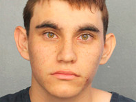 20-летний Николас Круз, который в феврале устроил кровавую бойню во флоридской школе, убив 17 человек, напал на надзирателя в тюрьме. Теперь стрелку предъявлены новые обвинения