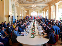 Ливийские лидеры общаются "с большим трудом", сказал премьер-министр РФ Дмитрий Медведев