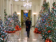 Белый дом к Рождеству украсили по дизайну Мелании Трамп. Теперь он "сияет в духе патриотизма"