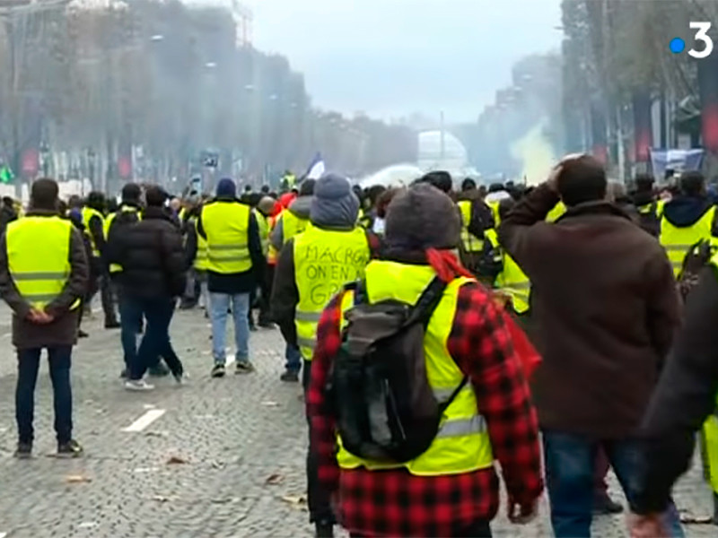 Число пострадавших в ходе субботних акций протеста против роста цен на автомобильное топливо в Париже достигло 30 человек

