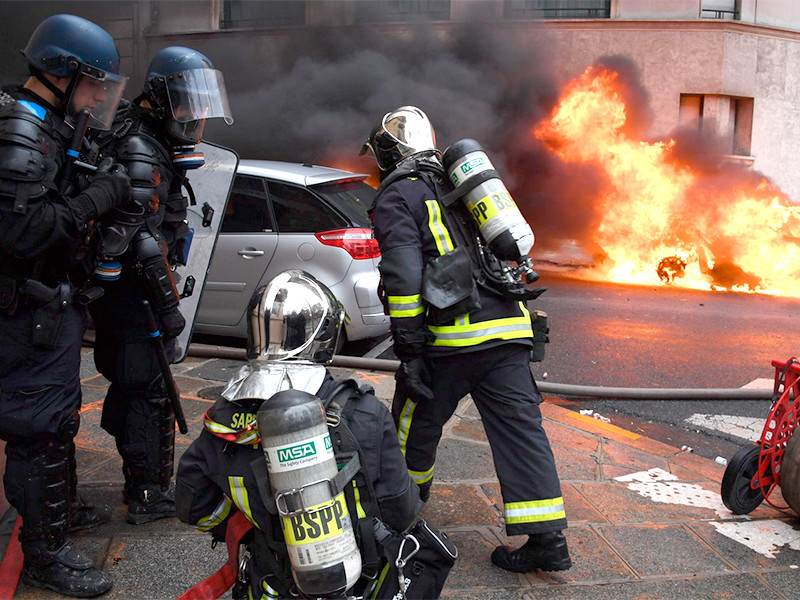 Французские власти могут ввести режим ЧП в связи с уличными беспорядками
