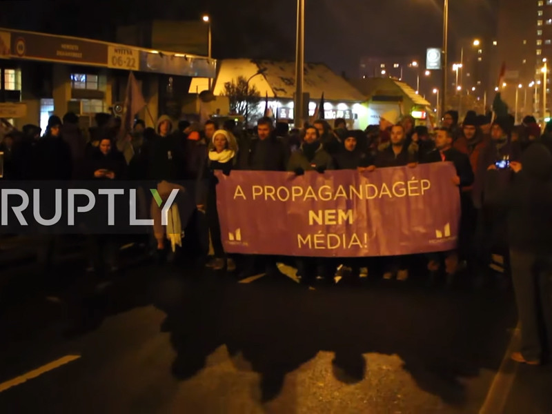 Протестующие демонстранты в Будапеште ворвалась в здание телекомпании с требованием прямого эфира