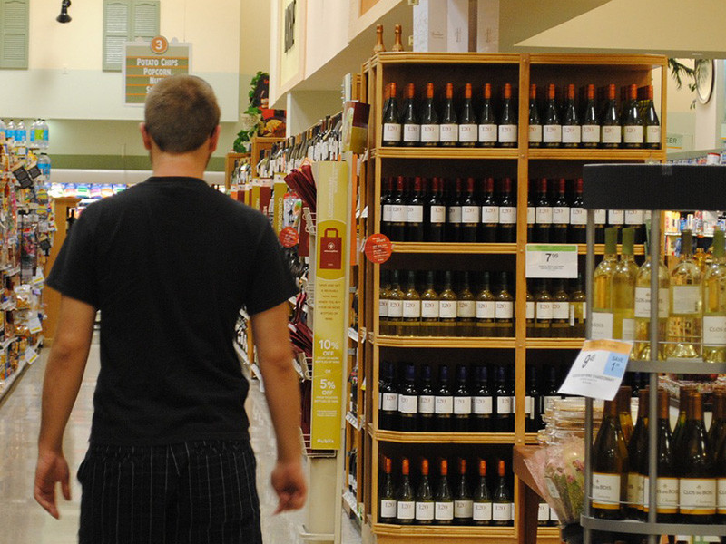 Британцы готовятся к "жизни после Brexit": супермаркеты закупают миллионы бутылок вина, а граждане запасаются кофе, вареньем и шампунем