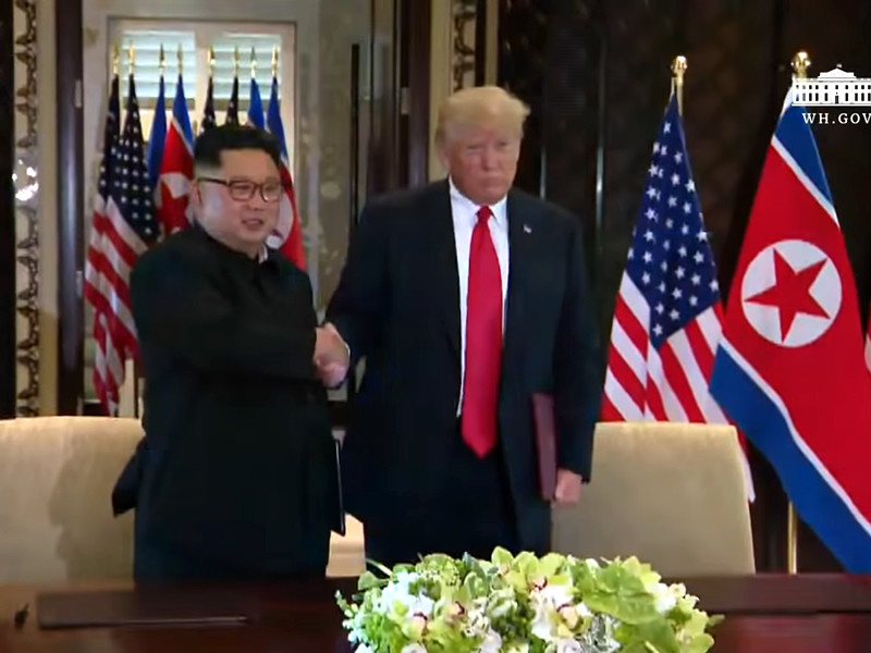 Трамп и Ким Чен Ын во время саммита в Сингапуре 12 июня подписали совместный документ, в котором Пхеньян взял на себя обязательства по денуклеаризации Корейского полуострова в обмен на гарантии безопасности со стороны Вашингтона
