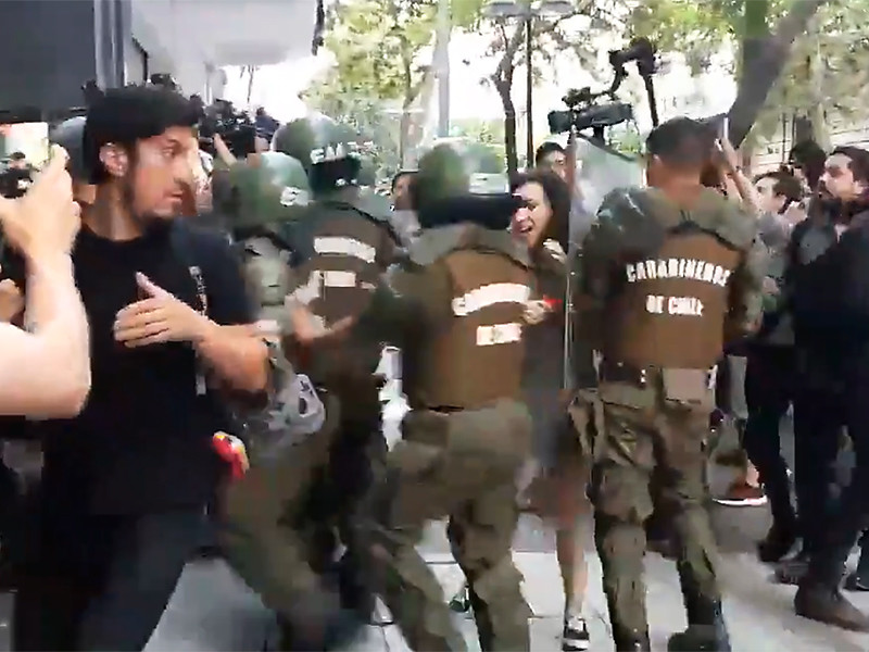 В Сантьяго во время акции протеста пострадали пять полицейских