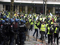 После почти трех недель протестов "желтых жилетов", приведших к гибели трех человек и ранению около 130, правительство Франции собралось ввести мораторий на повышение топливных налогов