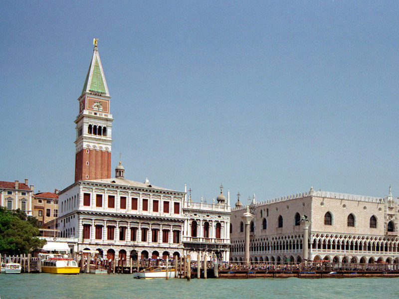 Власти Венеции готовятся к введению нового налога для туристов в размере от 2,5 до 5 евро (в зависимости от сезона) с посетителя