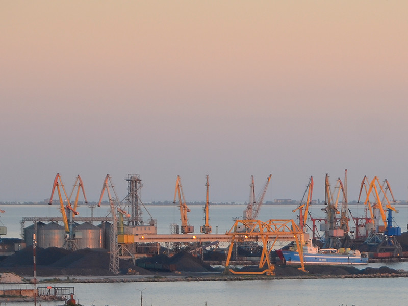 Украинские порты Бердянск и Мариуполь вдвое сократили грузопоток из-за действий России в Керченском проливе, утверждают в Киеве