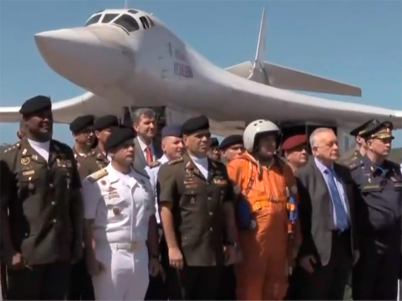 Российские стратегические бомбардировщики Ту-160 прибыли 10 декабря в международный аэропорт Майкетия