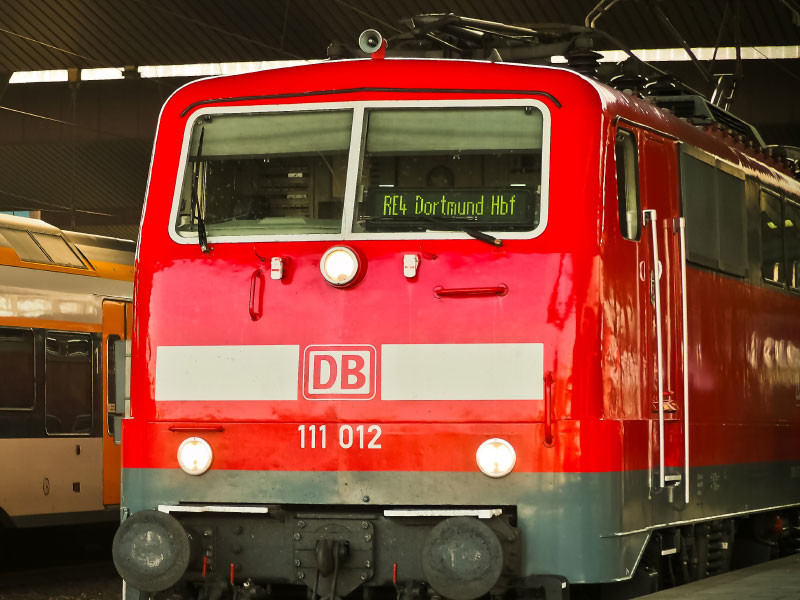 В Германии сотрудники Deutsche Bahn парализовали движение поездов, требуя прибавки зарплаты