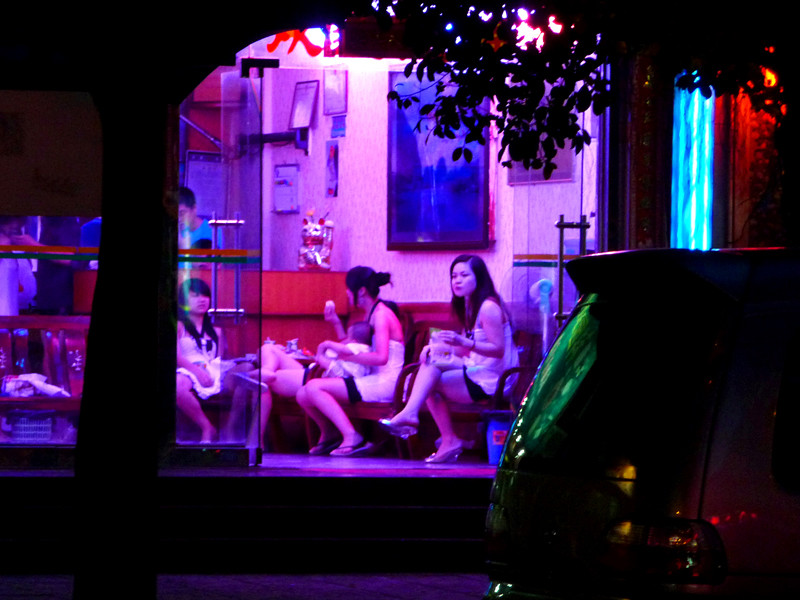 Власти Китая решили отменить уголовное наказание для проституток и их клиентов