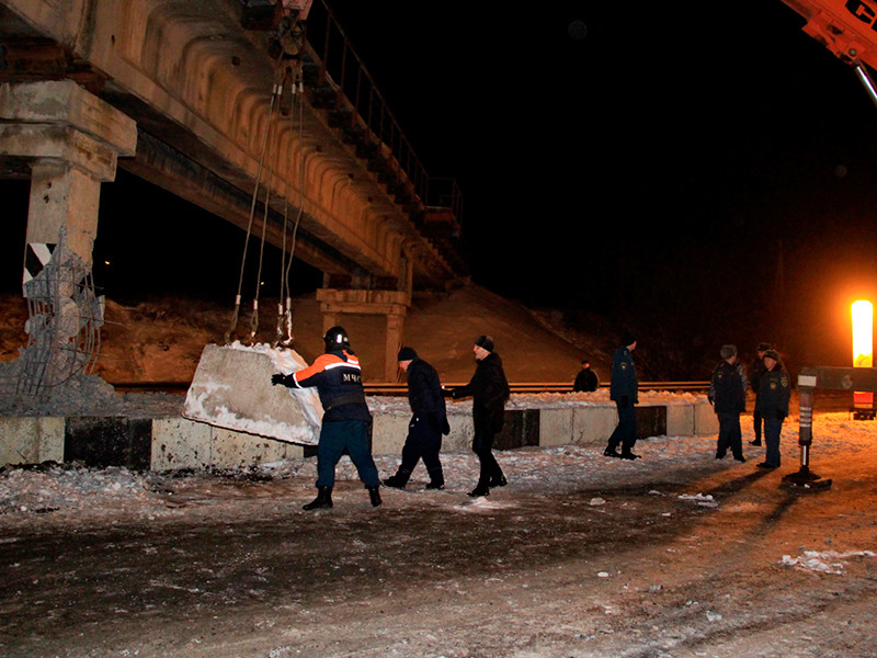 В Донецке неизвестные подорвали 1 января железнодорожный мост
