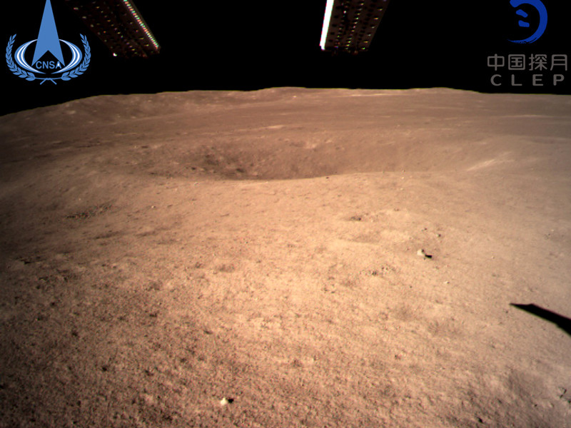 Китайский космический аппарат "Чанъэ-4" (Chang'e-4) первым в мире совершил успешную посадку на обратной стороне Луны, не видной с Земли, и уже прислал оттуда первые снимки