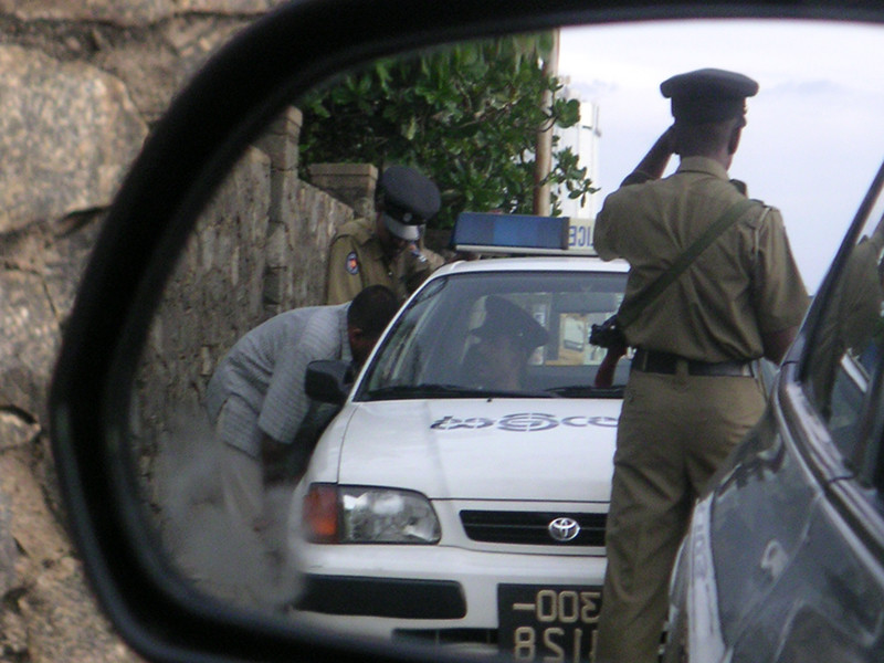 Двух жителей Шри-Ланки арестовали за взятку картонному полицейскому

