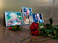 Цветы у Дома журналистов в Москве в память о трех гражданах РФ, погибших в Центральноафриканской Республике, 1 августа 2018 года