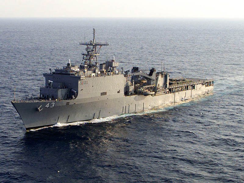 Американский десантный корабль-док "Форт-Макгенри" (USS Fort McHenry (LSD 43)) направляется в акваторию Черного моря
