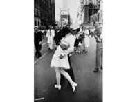 В США, не дожив два дня до 96-летия, умер моряк со знаменитого фото "Поцелуй на Таймс-сквер"