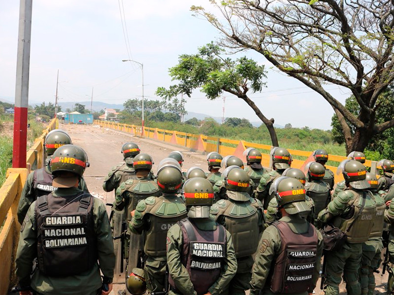Обращенные к Вооруженным силам Венесуэлы призывы переходить на сторону оппозиции пока не принесли никакого результата. Такое мнение высказал в среду председатель Конституционной ассамблеи Боливарианской Республики Дьосдадо Кабельо, о чем сообщает ТАСС
