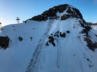 Лавина сошла на высоте 2,5 тыс. метров над уровнем моря на популярную трассу "Кандагар", на которой в этот момент катались лыжники
