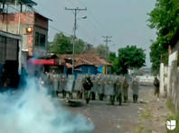 Венесуэльские военные забросали слезоточивым газом людей, пришедших к закрытым границам за гуманитарной помощью (ВИДЕО)