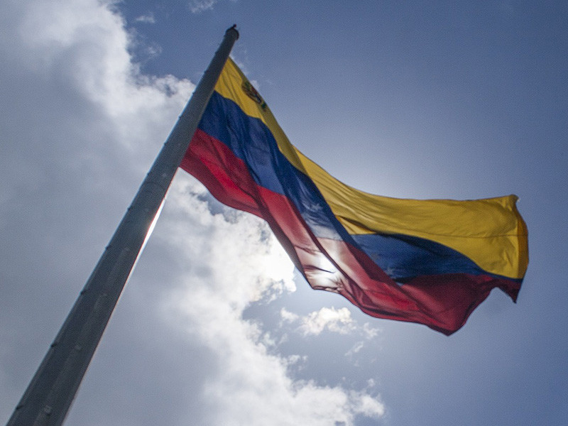 Соединенные Штаты в понедельник ужесточили санкции против Венесуэлы и внесли в черный список четырех граждан Боливарианской Республики. Об этом говорится в опубликованном документе Министерства финансов США.
