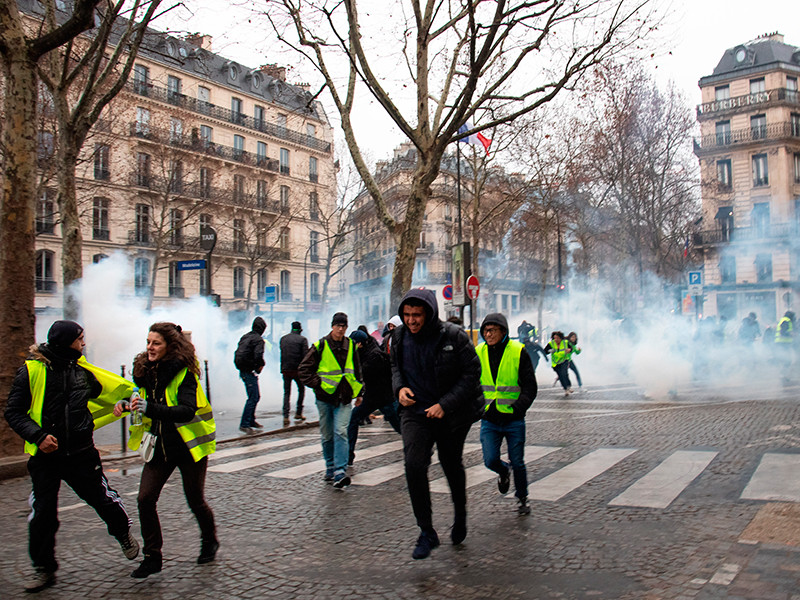 Общее число участников акций в эту субботу меньше, чем неделю назад, когда полиция насчитала 17,4 тысячи протестующих, включая 8 тыс. в столице Франции
