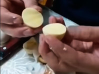 Между тем накануне в соцсетях и мессенджерах Кыргызстана стало распространяться видео из Оша, где местный житель утверждает, что купил на рынке поддельные яйца с "резиновым" желтком