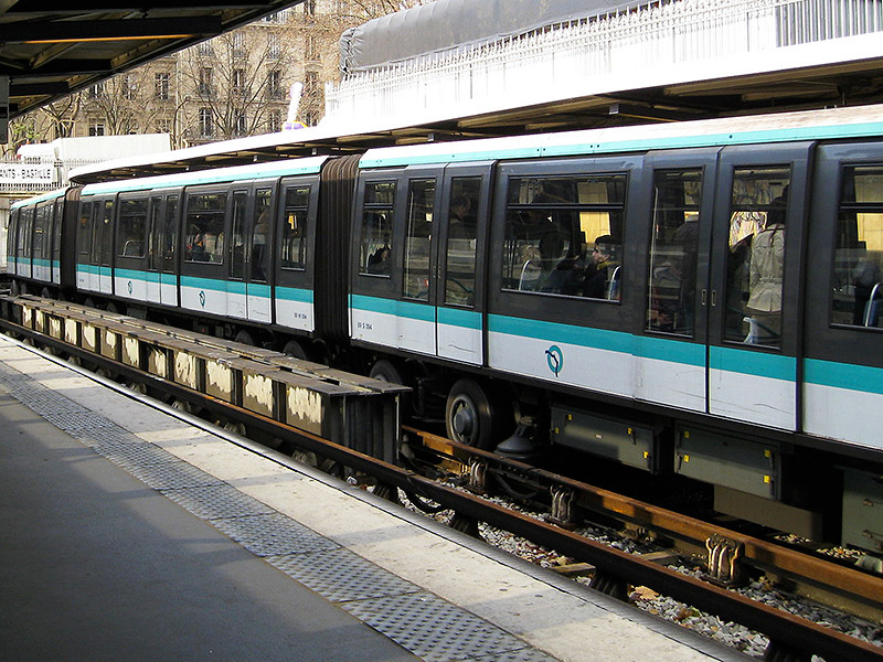 Три человека пострадали за три дня во время "кислотных атак" в парижском метро