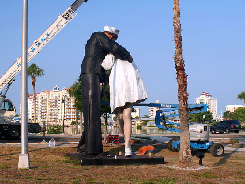 На статуе целующихся моряка и медсестры во Флориде появился хэштег борцов с домогательствами #MeToo