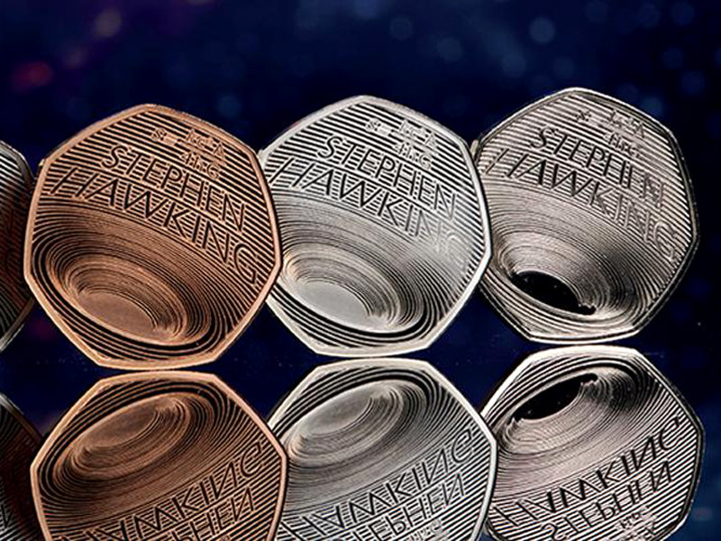 В Великобритании выпустили 50-пенсовую монету с черной дырой в память о Стивене Хокинге