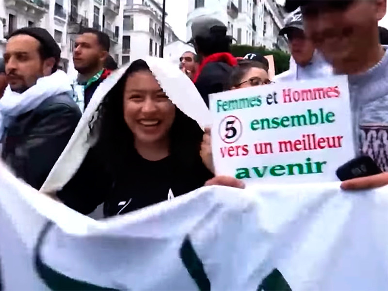 В Алжире продолжаются массовые манифестации граждан, протестующих против выдвижения кандидатуры 82-летнего президента на выборах