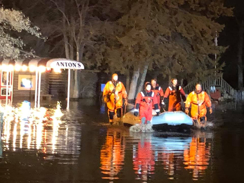 Из-за внезапного наводнения посетителей ресторана в Миннесоте вывозили на лодках