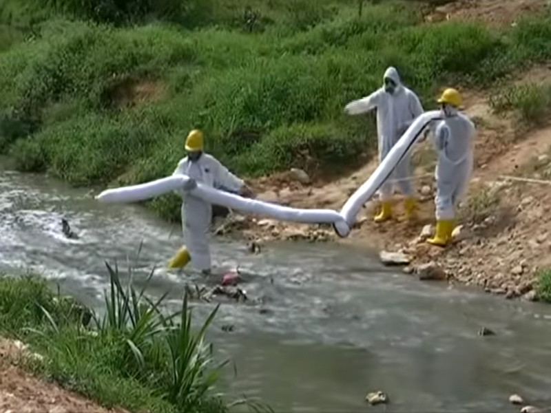 В городе Пасир-Гуданг, расположенном на юге материковой части Малайзии, в реку Сунгай-Ким-Ким попали опасные химикаты, из-за паров которых пострадало большое количество жителей