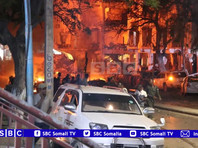 В столице Сомали террористы подорвали автомобиль и захватили заложников. Спецоперация продолжается второй день