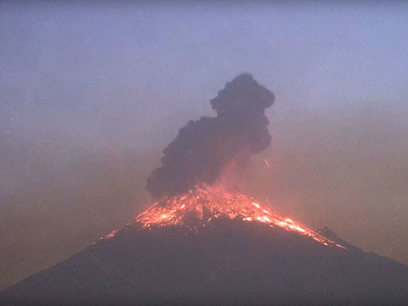 В Мексике продолжает бушевать вулкан Попокатепетль
