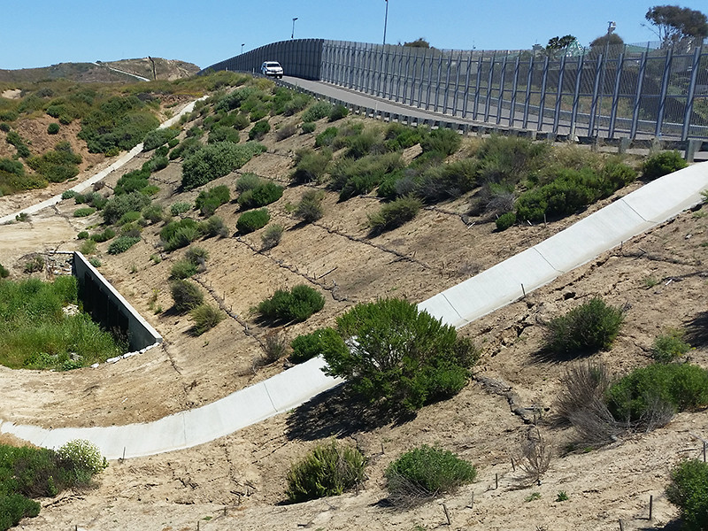 Пентагон выделил миллиард долларов на строительство стены на границе с Мексикой