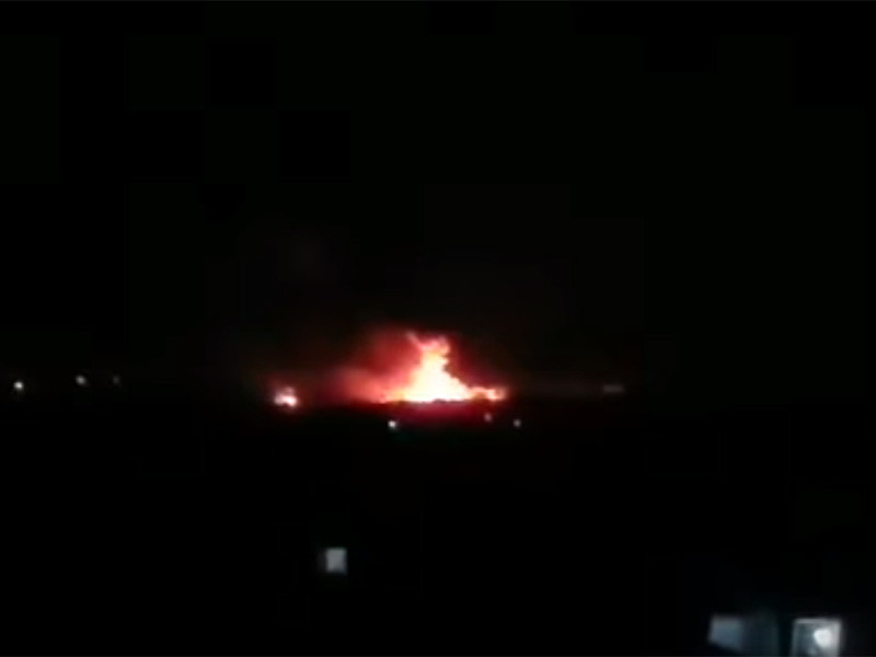 В ночь на 28 марта сирийские СМИ сообщили о серии мощных взрывов возле Алеппо. Сирийское телевидение, на данные которого ссылается NEWSru.co.il, передает, что атаке с воздуха подверглись военный аэродром и промышленная зона Шейх-Наджар