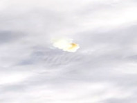 В NASA пояснили, что метеорит вошел в атмосферу Земли 18 декабря около полудня со скоростью 32 километра в секунду под очень малым углом в семь градусов. Разрушение метеорита с образованием ударных волн произошло на высоте 25,6 километров над поверхностью планеты