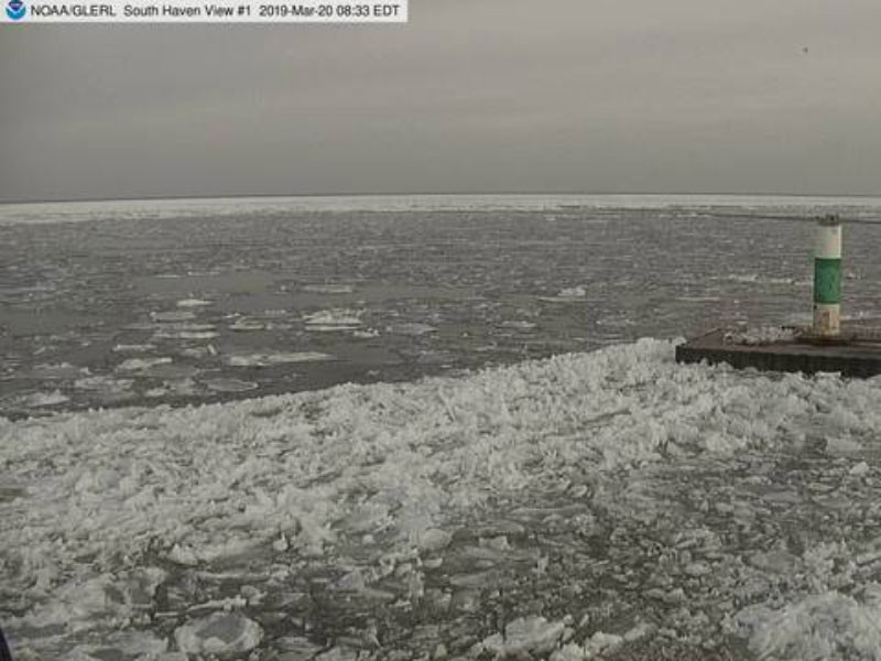 Озеро Мичиган покрылось острыми осколками льда