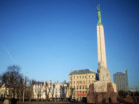 В Латвии двух военных США оштрафовали за то, что они справили  нужду на памятник Свободы