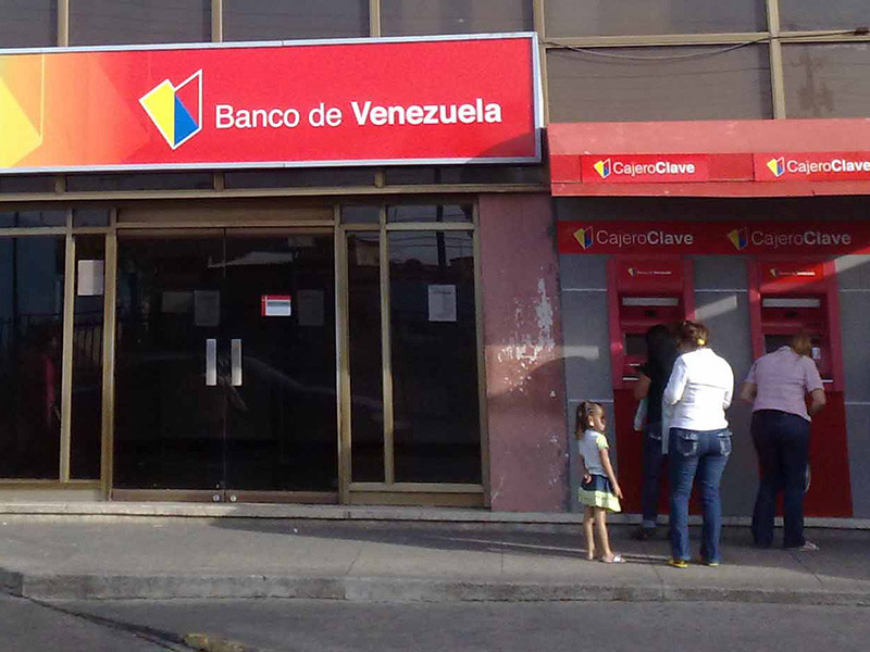 Центробанк Венесуэлы впервые открыл для венесуэльцев пункты обмены валюты по официальному курсу