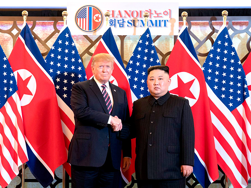 Во время февральского саммита в Ханое президент США Дональд Трамп передал лидеру КНДР Ким Чен Ыну документ с прямым призывом передать Соединенным Штатам все северокорейское ядерное оружие и топливо

