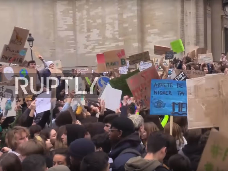 На марши во многих городах Франции вышли тысячи школьников и студентов, выступающих в поддержку борьбы с изменением климата
