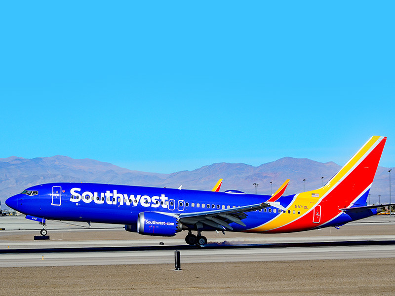 Авиалайнер Boeing 737 MAX компании Southwest Airlines вернулся в аэропорт вылета в городе Орландо (штат Флорида) из-за неполадок в работе двигателя