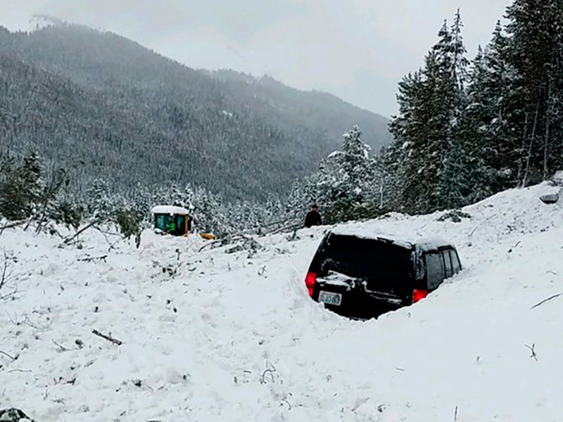 Новая лавина на шоссе в Колорадо погребла под снегом несколько автомобилей 