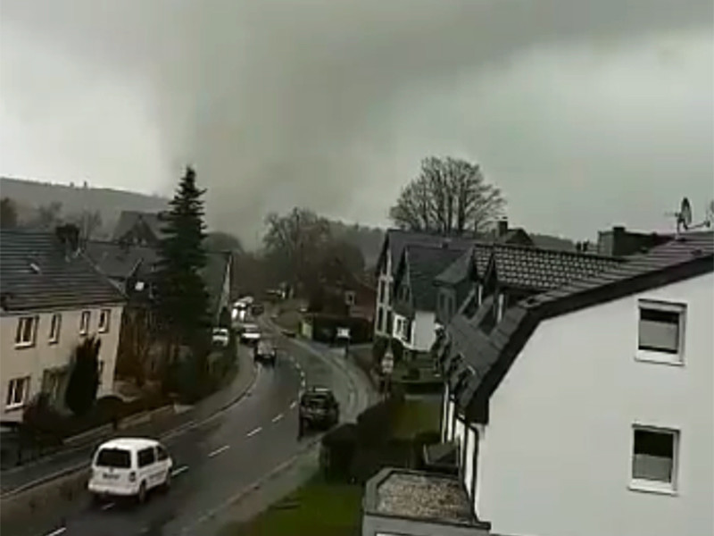 Торнадо на западе Германии повредил десятки домов 